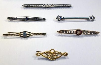 Lot de six broches barrettes en ors jaune...