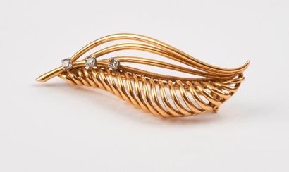 Broche en forme de feuille en filins d'or...