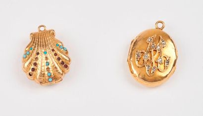 Deux pendentifs porte-photo en or jaune (750),...