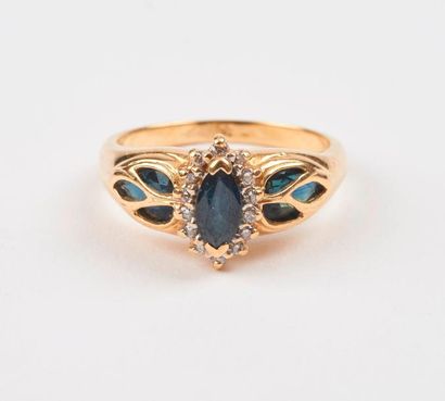 Bague en or jaune (750) centrée d'une pierre...