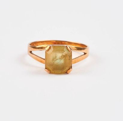 Bague en or jaune (585) ornée d'une pierre...