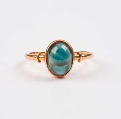 Bague en or jaune (750) ornée d'un cabochon...
