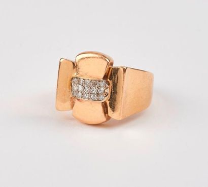 Importante bague chevalière de forme architecturée...
