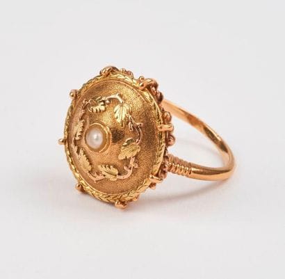 Bague en or deux tons (750) ornée d'un motif...