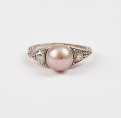 Petite bague en platine (850) centrée d'une...