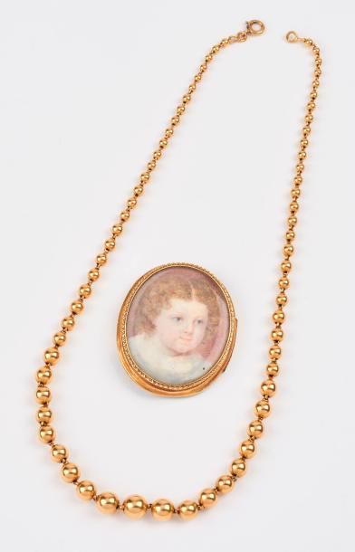 Collier de perles en or jaune (750) en chute.

Fermoir...