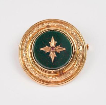 Broche ronde en or jaune (375) centrée d'une...