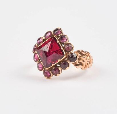 Bague en or jaune (750) de forme losangique...