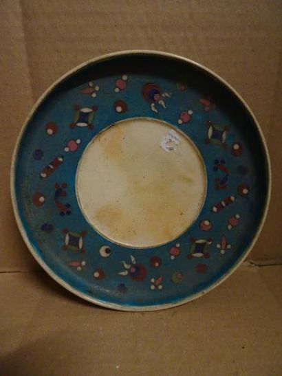 Assiette circulaire en grès crème au bord...