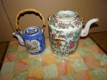 CHINE


Deux théières en porcelaine :

-...