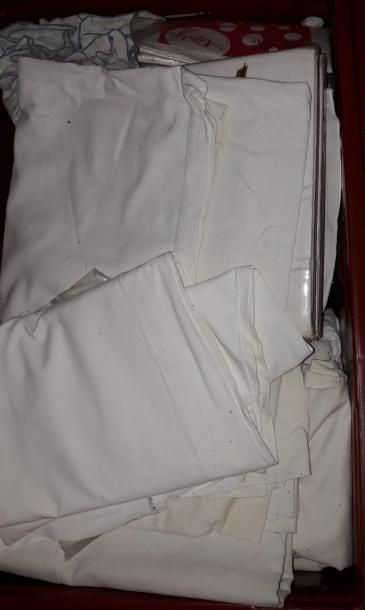 Caisse de textiles, dont draps....

Tach...