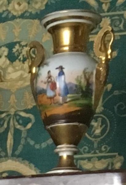 PARIS


Paire de vases en porcelaine à anses...