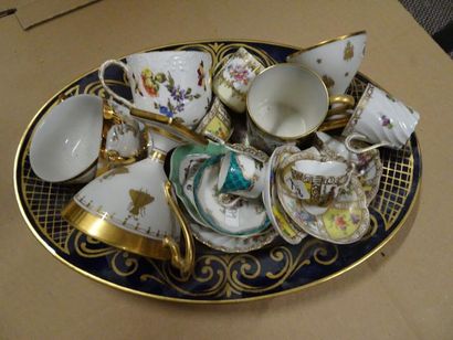 Lot de tasses, sous tasses et plat en porcelaine...