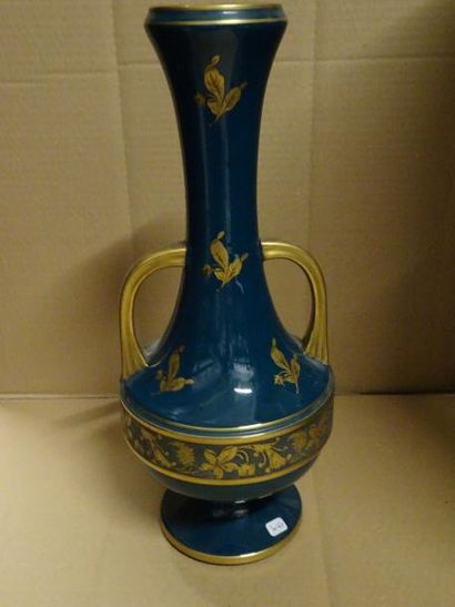 Grand vase à deux anses en porcelaine bleu...