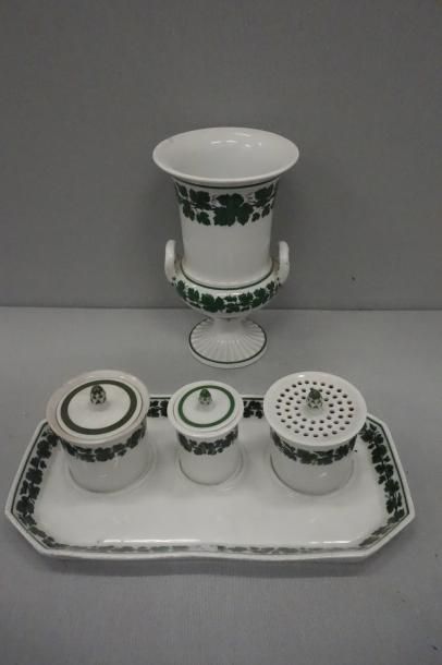 MEISSEN


Encrier (3 pièces) à plateau en...