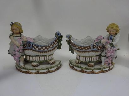Deux bouquetières en biscuit et porcelaine...