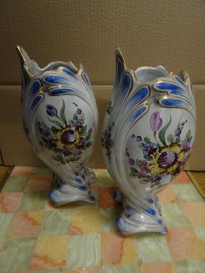 Paire de vases asymétriques en faïence blanche...