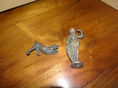 Deux sujets en bronze :

- Prise de cachet...
