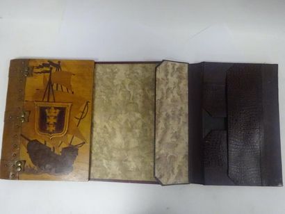 Sous-main marqueté à décor de trois mats.

Cuir...
