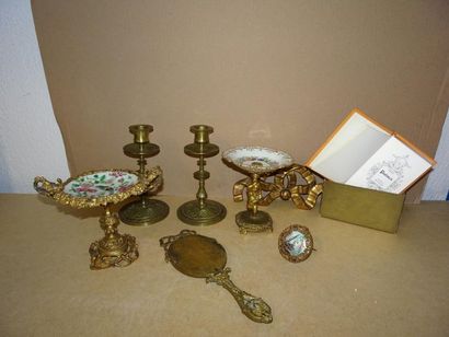 Petit lot d'objets en bronze et porcelaine...