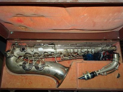 Saxophone en métal.

Dans son coffre.