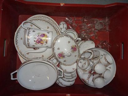 Partie de Service de table en porcelaine...