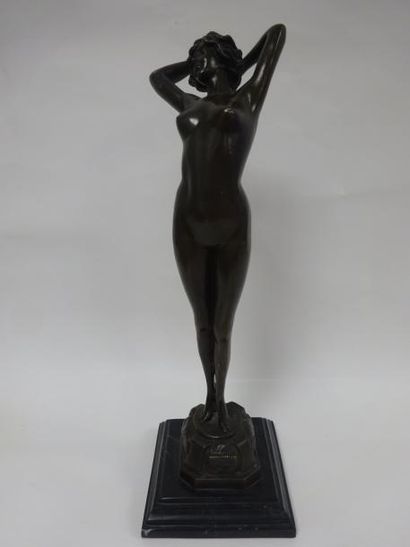 Femme s'étirant. 

Epreuve en métal à patine...