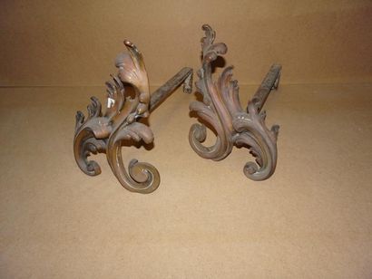 Paire de chenets en bronze à décor de feuilles...