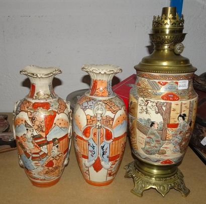 Mannette d'objets divers, dont :
- CREIL...