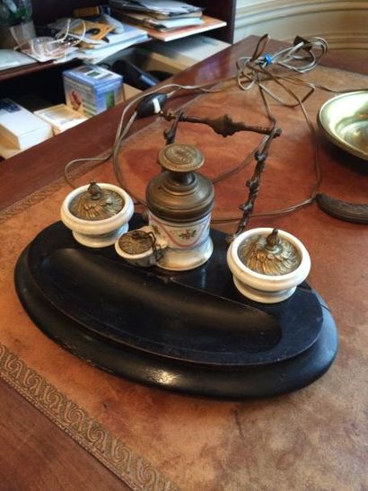 Encrier de bureau, le socle ovale en bois...