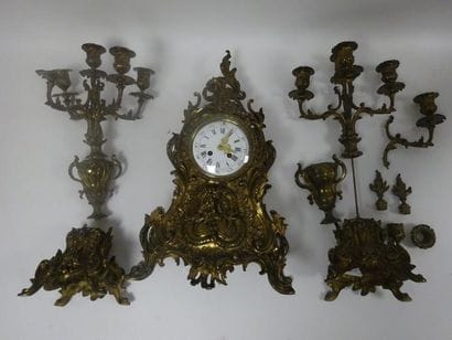 Lot comprenant : 

- Pendule en bronze et...