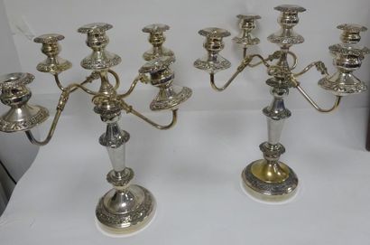 Paire de candélabres en laiton argenté à...
