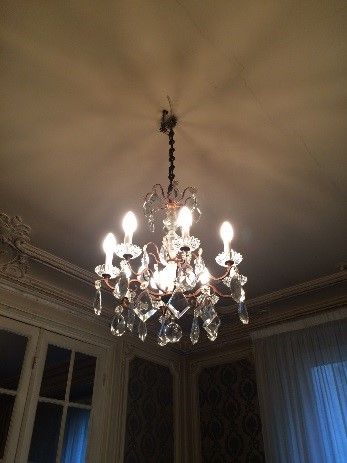 Lustre à huit lumières en métal et pampilles...