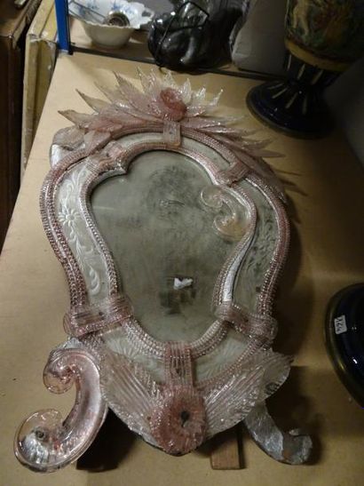 MURANO


Miroir de table en verre blanc gravé...