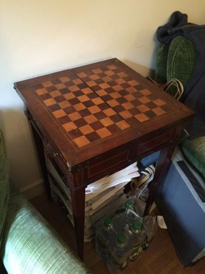 Petite table à jeu en bois naturel teinté...