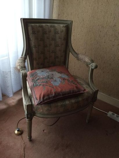 Paire de fauteuils en bois mouluré sculpté,...