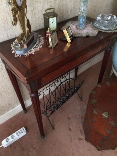 Table à jeu en acajou et placage d’acajou...