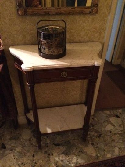 Petite console en acajou mouluré et placage...