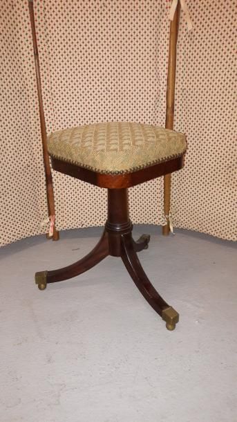 Tabouret de piano tripode en acajou et placage...
