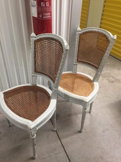Paire de chaises en bois laqué blanc mouluré...