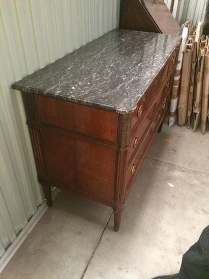 Commode en bois teinté mouluré et placage...