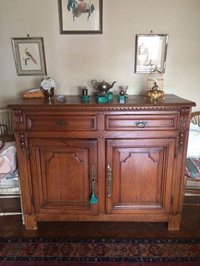 Buffet en bois naturel ouvrant par deux portes...