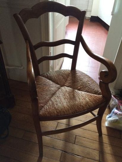 Fauteuil à assise paillée, accotoirs en crosses.

Pieds...
