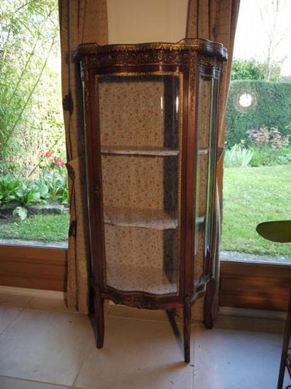Vitrine en bois de placage et verres bombés...