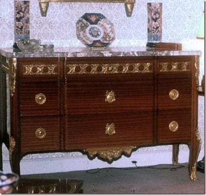 Commode à ressaut central placage de satiné,...