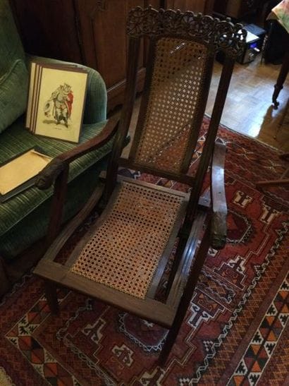 INDE


Fauteuil pliant en bois sombre mouluré...