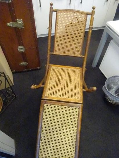 Chaise longue pliable en bois et cannage.

H....