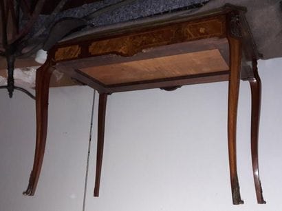 Table à écrire en bois de placage à décor...