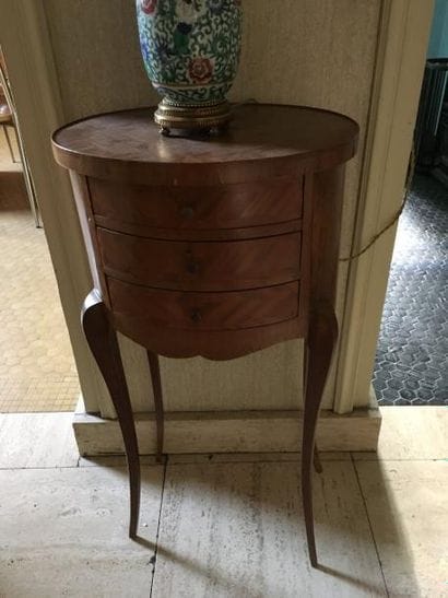 Deux tables de chevets en placage à trois...