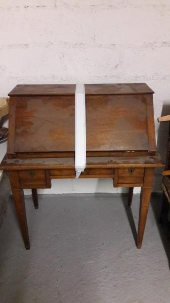 Bureau plat en bois fruitier, ouvrant par...